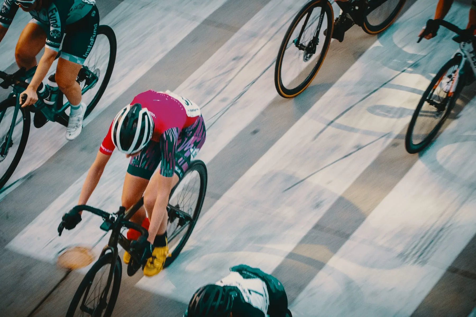 Innenansicht eines Velodroms, Bahnradrennen-Atmosphäre