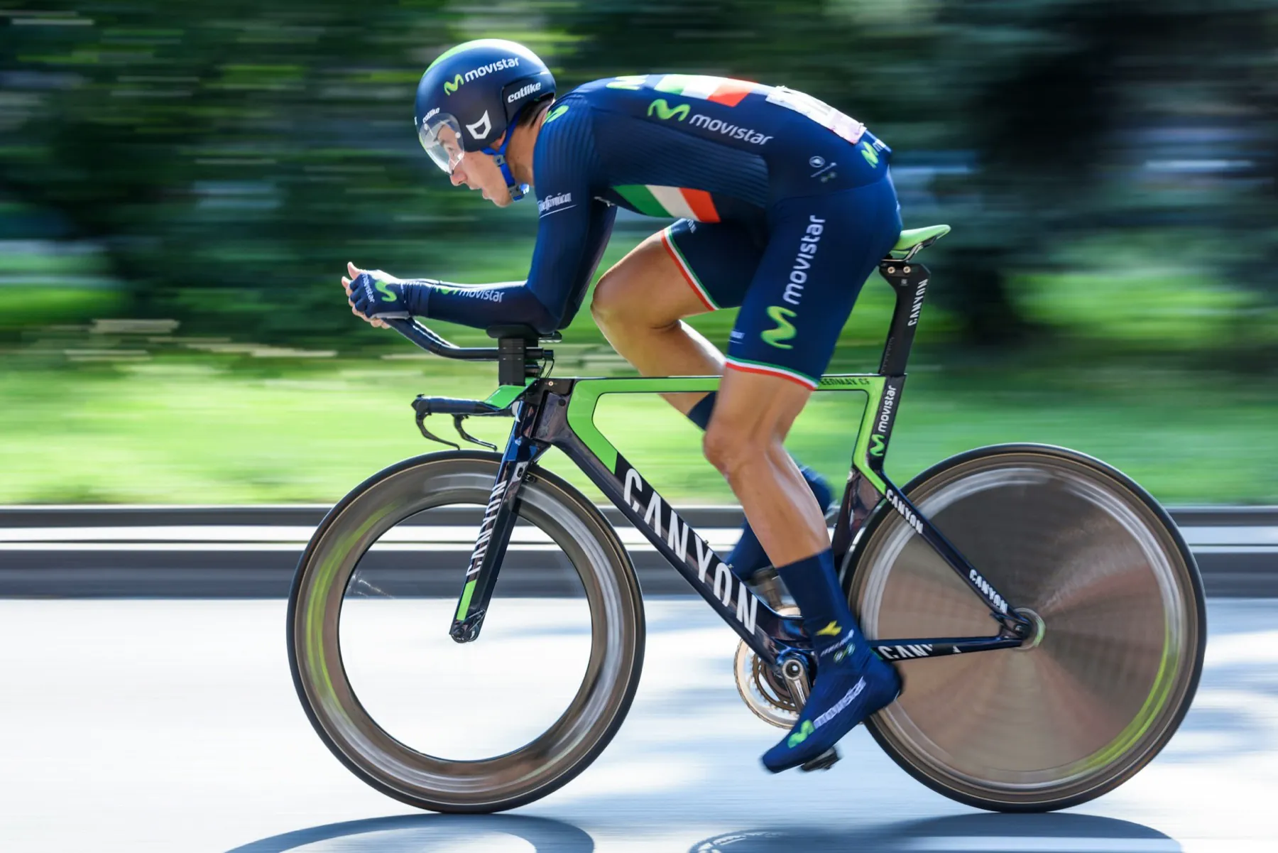 Athlet in Aero-Position auf dem Rennrad — Stimmungsbild Leistungsdiagnostik